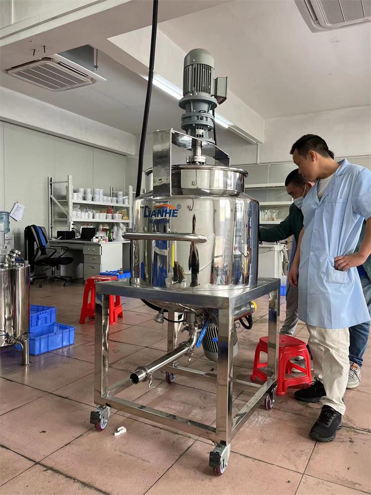 2022-04-25?內(nèi)貿(mào)部，【100L均質(zhì)攪拌鍋】在廣州客戶工廠安裝調(diào)試，驗(yàn)收合格！